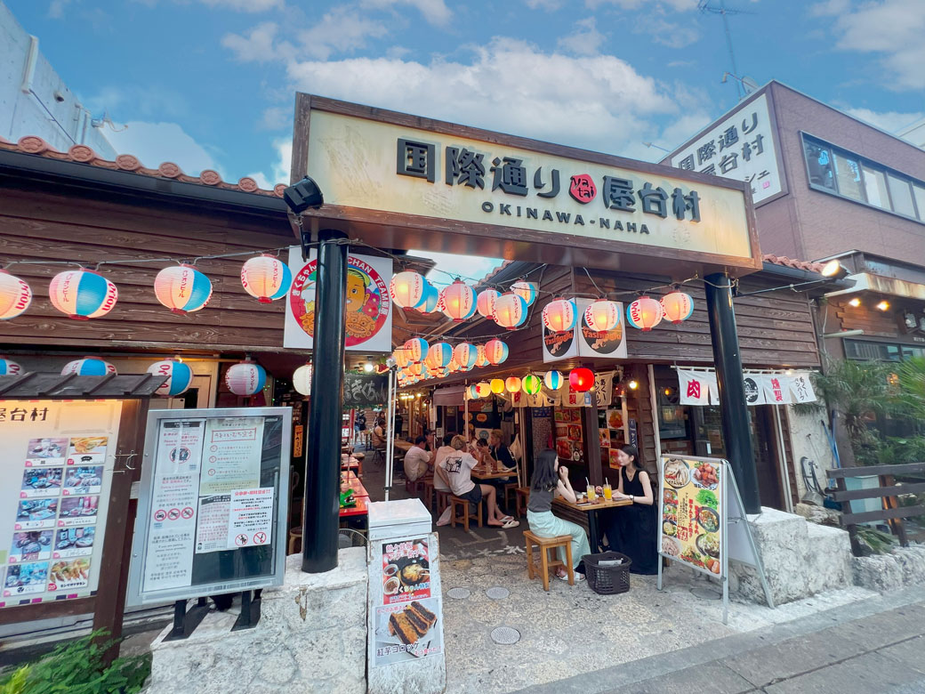 Enjoy delicious gourmet food at Kokusai Street Yatai Village