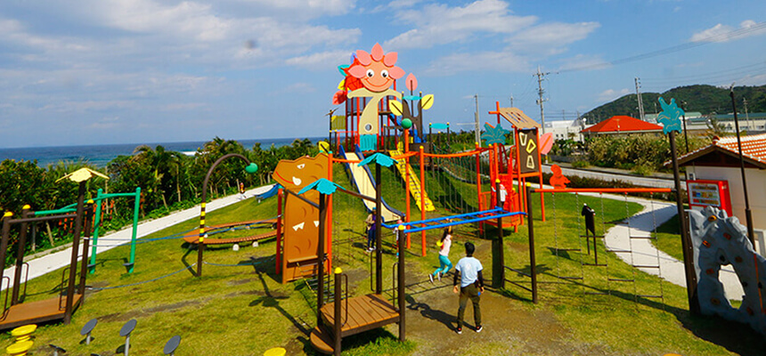 The whole family is very excited! Eight major parks in Okinawa where large slides and giant athletic playground equipment are enjoyed.