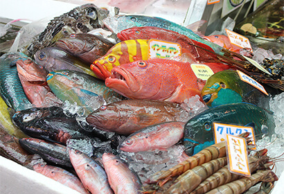 Daiichi Makishi Public Market. It's in Naha city. Small shops are lined up, and colorful fish, Shimano greens, pork lumps, etc. are lined up in a narrow space.