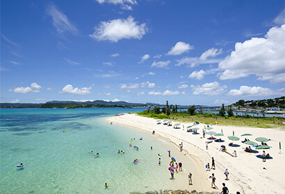 Kori beach. Located under the Ohashi Bridge on Kotori Island, it is highly transparent and shallow and relaxing.