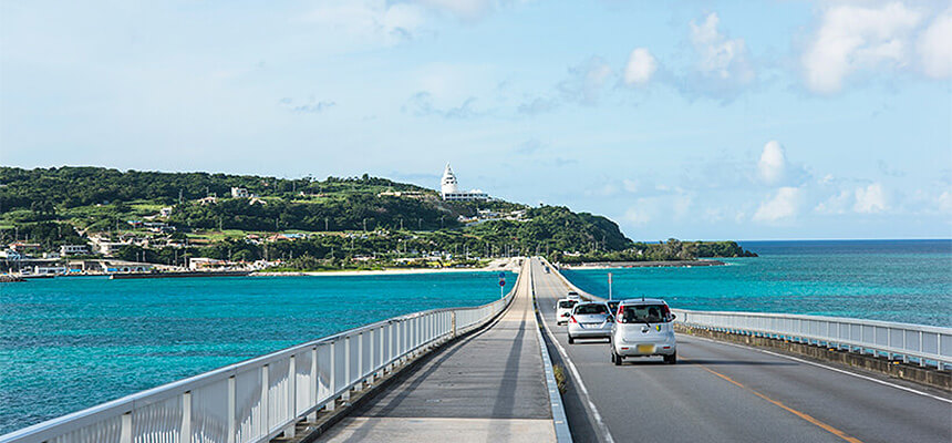 Full of highlights such as superb views and cafes! Let's master the popular drive spot "Kourishima" in Okinawa