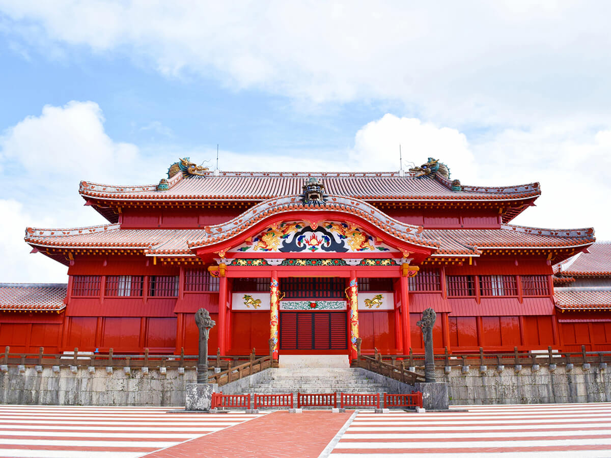 Shuri Castle. A castle from the Ryukyu dynasty, a symbol of Okinawa. Although it was destroyed by fire, it aims to complete it in 2026. At present, you can observe the restoration site.