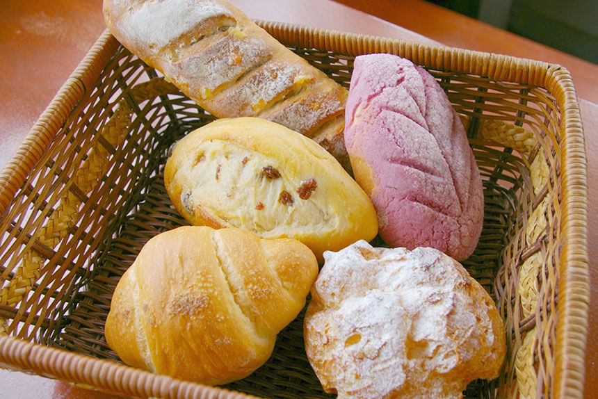 The most popular product is Pine and walnut bread. The balance between the sourness and sweetness of the prefecture-grown dry pine and the aroma of walnut is very good.