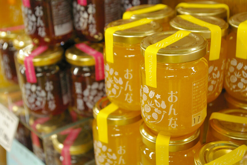 Jams and dressings made with fruits such as passion fruits are recommended as souvenirs for women.
