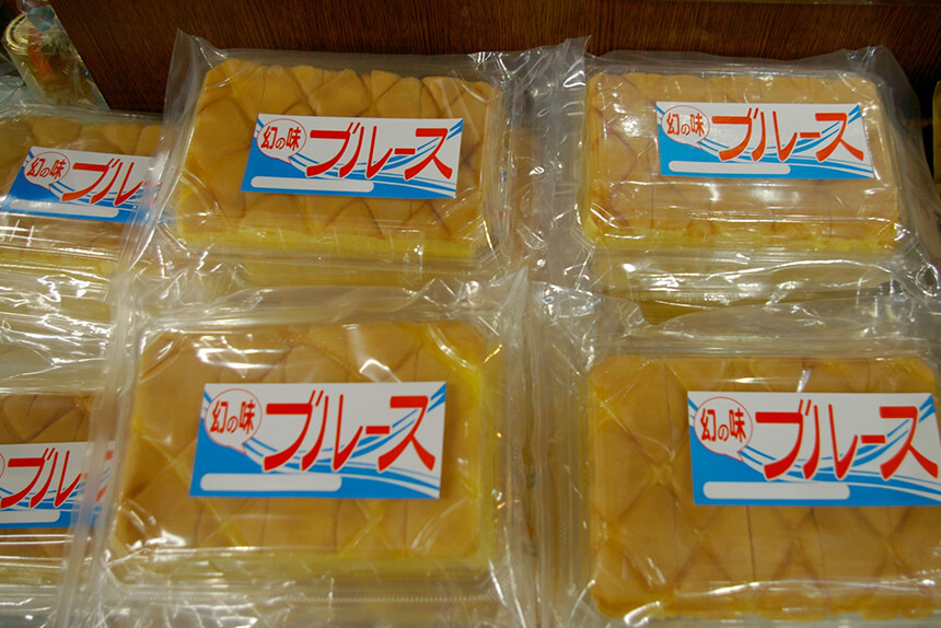"Blues" sweets, which are said to be "phantom taste" and cannot be easily found by Okinawan people.