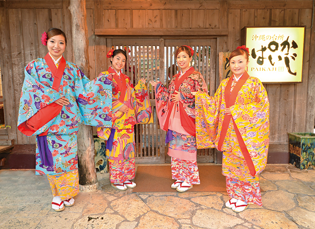 At the entrance of "Okinawa Kitchen Paikaji Uenoya Store", staff dressed in Ryuso are greeted.
