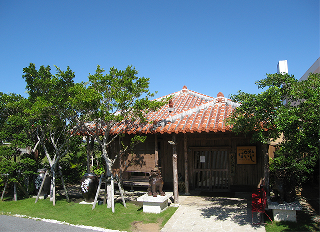 The exterior of the store is a traditional red tiled house, and you can feel the atmosphere of Okinawa.