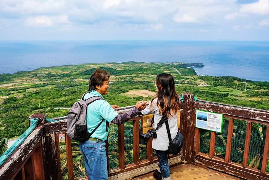 We arrived at the observation deck with superb view! On a sunny day, a large panorama overlooking Yoron Island and Okinoerabu Island!